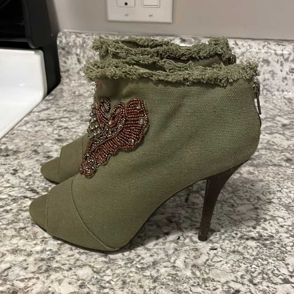 NWO Betsy Johnson Khaki color beaded Boot heels size 8 half - Picture 7 of 9